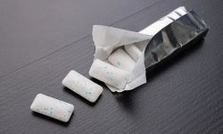 دراسة أميركية : مضغ العلكة ساعة يعادل ابتلاع 250 ألف قطعة بلاستيك